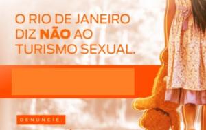 Prédio com serviços ao lado da praia de Copacabana