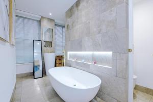 Stylish 3-Bed Central Stay - Roof Terrace & Parking