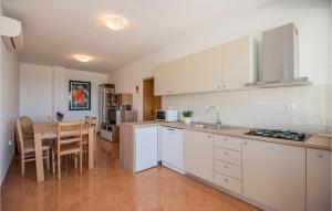 Gorgeous Home In Bast With House Sea View 