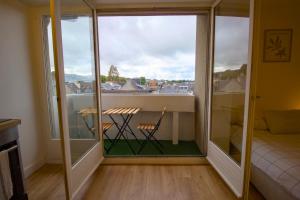 Appartements La Duche - Appartement neuf central, calme, vue sur les toits de Cherbourg et Parking, intendance Luxury Host : photos des chambres