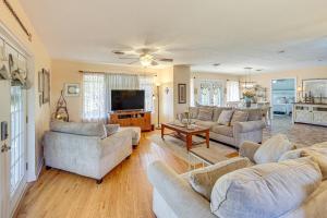 Fire Pit and Patios Peaceful Alto Getaway!