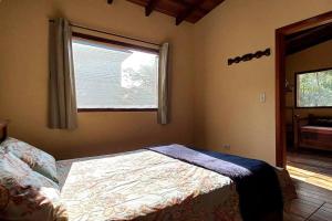 Casa com cachoeira-rio no quintal