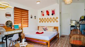 Olango Island - S&E-2 Tiny Guest House Fully Furnished with Hot Shower, Washer, Wi-Fi, Netflix & King-size Bed