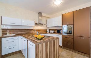 4 Bedroom Beautiful Home In Turcic 