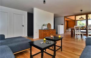 Awesome Home In Dragove With Wifi