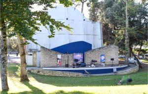 Maisons de vacances Beautiful Home In St-Georges-De-Didonne : photos des chambres