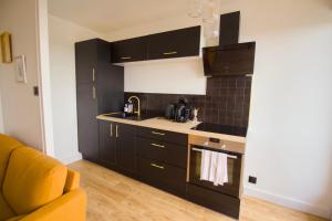 Appartements La Duche - Appartement neuf central, calme, vue sur les toits de Cherbourg et Parking, intendance Luxury Host : photos des chambres
