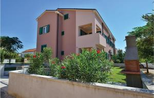 2 Bedroom Gorgeous Apartment In Privlaka 