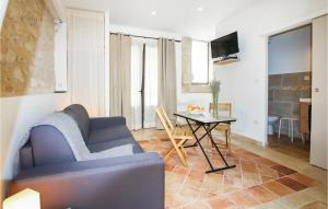 Gorgeous Apartment In St Restitut