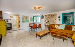 3 Bedroom Nice Home In Karlobag 