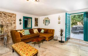 3 Bedroom Nice Home In Karlobag 