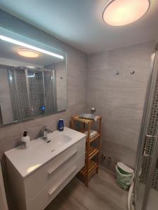 Room with private bathroom in shared apartment 50m from Gibraltar