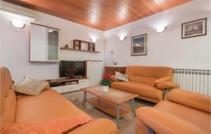 2 Bedroom Nice Apartment In Pula 