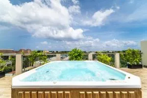 3 BD Suite with Balcony, Gym, Rooftop Pool, Hot Tub - Lafitte