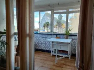Room with private bathroom in shared apartment 50m from Gibraltar - Tunara