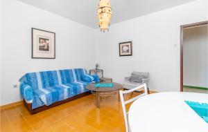 3 Bedroom Nice Apartment In Klenovica