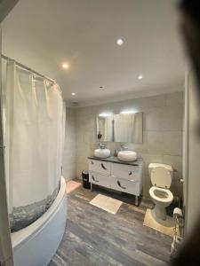 Maisons de vacances Homewood - entire property for 6 people - 4 adults maximum -In quite village 10 min from Disneyland Paris & TGV RER A : photos des chambres