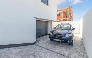 Beautiful Apartment In Vrsi With Wifi