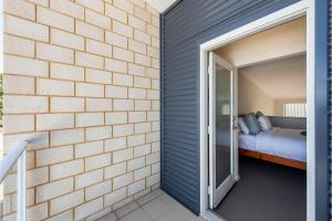 Mandurah Accommodation Near Foreshore Modern 1BR Loft with Parking & WiFi