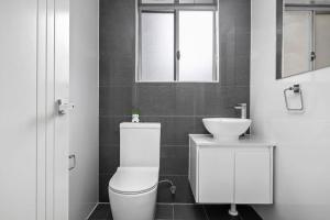 Modern Ensuite Queen Room - Serene Spot at Revesby