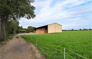 Maisons de vacances Lovely Home In Arles With Wifi : photos des chambres