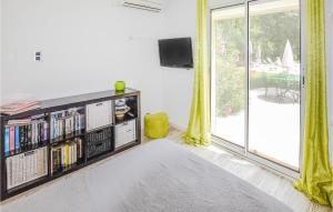 Maisons de vacances Nice Home In Sorgues With Kitchen : photos des chambres