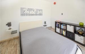 Maisons de vacances Nice Home In Sorgues With Kitchen : photos des chambres