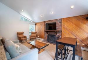 Locals Condo in Vail Steps from Ski Shuttle