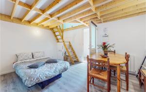 Maisons de vacances Stunning Home In Neuilly Le Vendin : photos des chambres