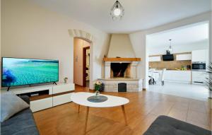 Awesome Home In Galizana 