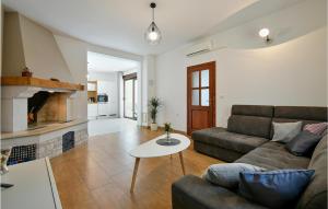 Awesome Home In Galizana