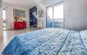Maisons de vacances Gorgeous Home In Le Tour-Du-Parc : photos des chambres