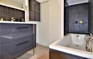 Maisons de vacances Pet Friendly Home In Laudun-L'ardoise : Maison de Vacances 3 Chambres 