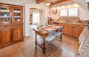Maisons de vacances Gorgeous Home In Rochefort-Du-Gard : photos des chambres