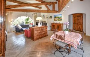 Maisons de vacances Gorgeous Home In Rochefort-Du-Gard : photos des chambres