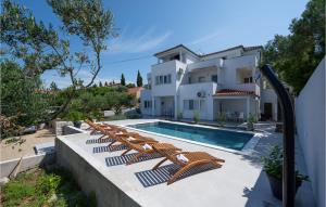 2 Bedroom Amazing Apartment In Murter 