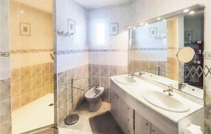 Maisons de vacances Beautiful Home In Prades-Sur-Vernazobre : photos des chambres