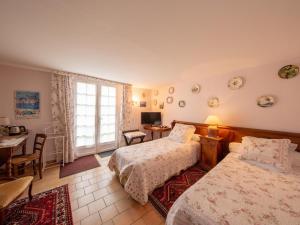 B&B / Chambres d'hotes Charmante chambre avec terrasse privee et wifi a Saint-Benoit-sur-Loire - FR-1-590-487 : photos des chambres