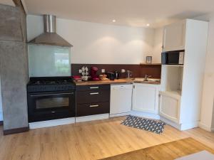 Maisons de vacances Gite Authentique a Villemurlin avec Jardin et Parking - FR-1-590-527 : photos des chambres