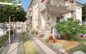 Beautiful Apartment In Valbandon