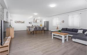 Stunning Home In Kras With Wifi 