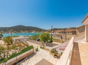 Beachfront Holiday Home with Hot Tub, Terrace, and Sea Views in Vinišće