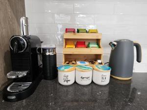 Minutes to the Beach! King Bed with TV, Spa Bath