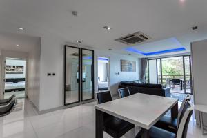 Nakalay Palm by Thaire