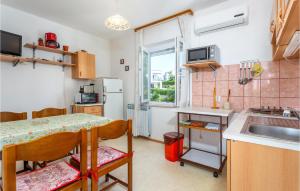 Lovely Apartment In Vantacici