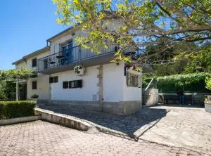 Seaside Getaway Holiday Home with Patio Slatine - Slatine