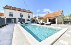 4 Bedroom Amazing Home In Prkos - Nadin