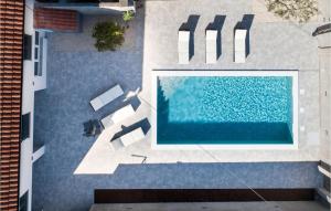 4 Bedroom Amazing Home In Prkos