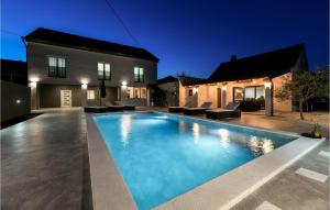 4 Bedroom Amazing Home In Prkos