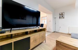 4 Bedroom Amazing Home In Prkos